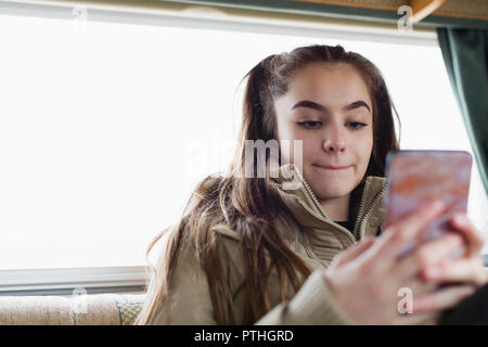 Ragazza adolescente texting con smart phone Foto Stock