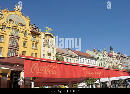 Alberghi e outdoor cafe (Tram cafe) su Piazza Venceslao, noto anche come Vaclavske Namesti, a Praga, Repubblica Ceca Foto Stock