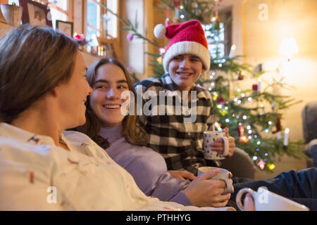 Famiglia rilassante di Natale in salotto Foto Stock