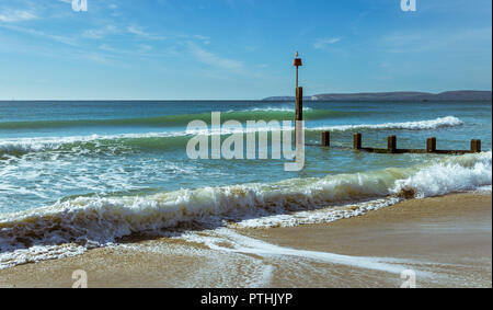 Le onde lavare oltre i pennelli a Boscombe a Bournemouth, Regno Unito. Adottate il 7 ottobre 2018. Foto Stock