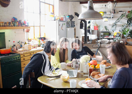 Giovane studente del collegio universitario amici che studiano al tavolo per la colazione in appartamento Foto Stock