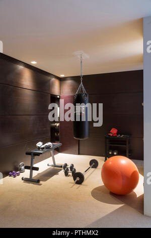Palestra in un appartamento privato Foto Stock