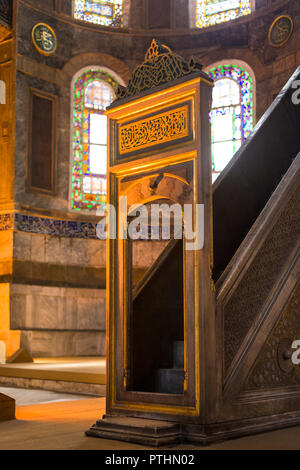 Gli ornati di marmo Minbar Ottomano nella navata centrale del Museo Hagia Sophia, Istanbul, Turchia Foto Stock