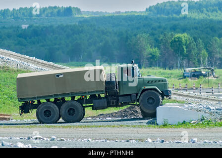 Nizhniy Tagil, Russia - 12 luglio. 2008: facciata a tendina KRAZ carrello arriva intorno ad alto ostacolo. Visualizzazione delle opportunità delle armi e delle attrezzature militari Foto Stock