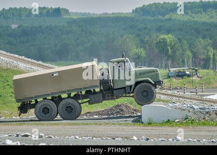 Nizhniy Tagil, Russia - 12 luglio. 2008: facciata a tendina KRAZ carrello arriva intorno ad alto ostacolo. Visualizzazione delle opportunità delle armi e delle attrezzature militari Foto Stock