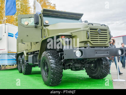 Nizhniy Tagil, Russia - 25 settembre. 2013: Visitatori esaminare le attrezzature militari sulla gamma di esposizioni. Carrello blindato URAL-4320 di aumentata passability Foto Stock