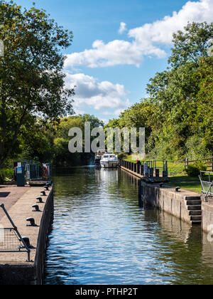 La barca con, Clifton serratura, sul fiume Tamigi, Oxfordshire, Inghilterra, Regno Unito, GB. Foto Stock