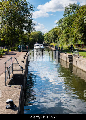 La barca con, Clifton serratura, sul fiume Tamigi, Oxfordshire, Inghilterra, Regno Unito, GB. Foto Stock