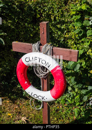 Lifebelt at, Clifton serratura, sul fiume Tamigi, Oxfordshire, Inghilterra, Regno Unito, GB Foto Stock