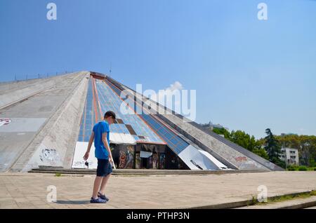 La piramide a Tirana in Albania ex museo di Enver Hoxha e nightclub costruito da hoxhas bambini Foto Stock