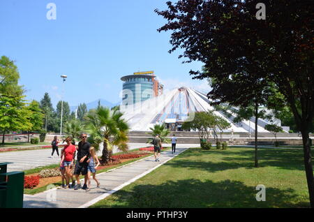 La piramide a Tirana in Albania ex museo di Enver Hoxha e nightclub costruito da hoxhas bambini Foto Stock