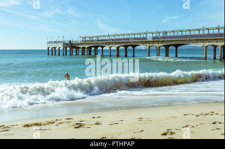 Una vista di Boscombe molo di Bournemouth, Regno Unito. Onde che si infrangono sulla battigia. Adottate il 7 ottobre 2018. Foto Stock