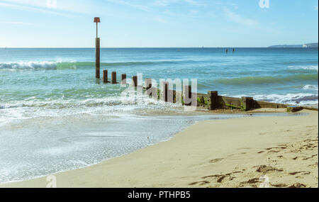 Le onde lavare oltre i pennelli a Boscombe a Bournemouth, Regno Unito. Adottate il 7 ottobre 2018. Foto Stock