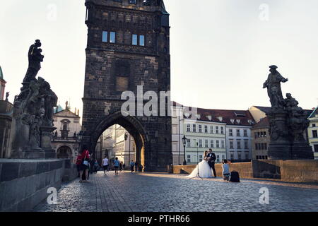 Praga, Repubblica Ceca - 20 settembre 2018: Asian giovane pongono per matrimonio portratis su Charles Ponte sul Fiume Vltavar Foto Stock
