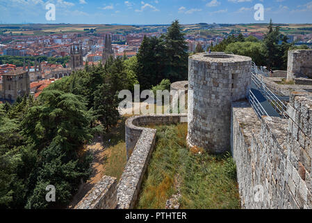 Vista generale della città di Burgos e la sua cattedrale dalla torre del castello. Castiglia e Leon, Spagna, Europa Foto Stock