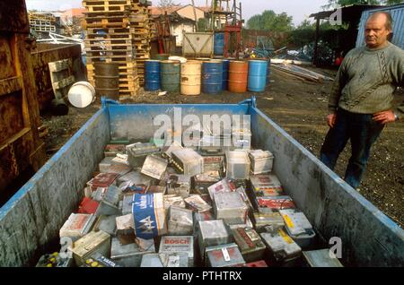 Discarica di relitti metallico nella periferia nord di Milano (Italia), la raccolta differenziata di auto usate batterie per essere digerito come rifiuti speciali Foto Stock