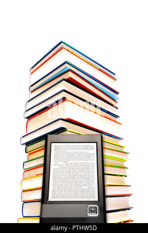 Lettore di e-book e la pila di libri isolato Foto Stock