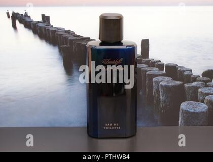 Davidoff Cool Water, Eau de Toilette, grande bottiglia di profumo di fronte alla foto di un groyne in mare Foto Stock