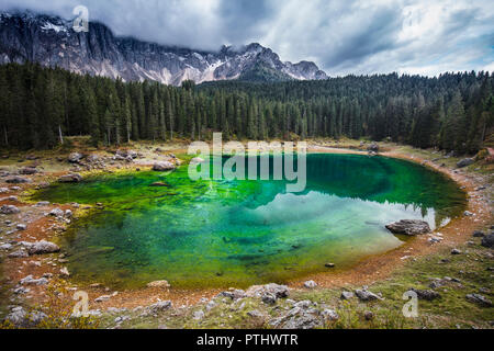 Famoso lago di carezza sulle alpi italiane Foto Stock