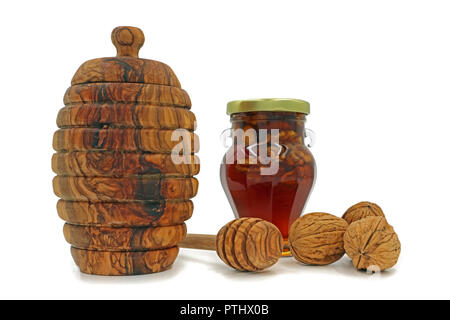 Vasetto da miele con miele di un bilanciere di noci comuni isolati su sfondo bianco Foto Stock