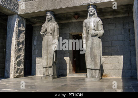 Parco nazionale di Lovcen, Montenegro - Ingresso al mausoleo di Petar II Petrovic Njegos (1813-1851), filosofo del Montenegro, poeta e un righello Foto Stock