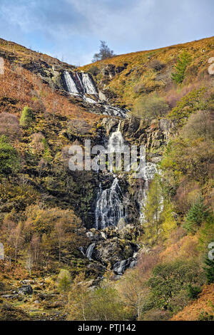 Cascata Pistyll Rhyd-y-meinciau su Afon (fiume) Eiddew Rhiwargor vicino all'estremità nord del Lake Vyrnwy North Wales UK Ottobre 3188 Foto Stock