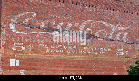 JOHNSON CITY, TN, Stati Uniti d'America-9/30/18: un vecchio coca-cola segno sul lato di un vecchio edificio in mattoni, la consulenza che 'relieves fatica". Foto Stock