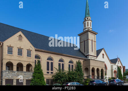 JOHNSON CITY, TN, Stati Uniti d'America-9/30/18: Il centro cittadino di chiesa cristiana sulla strada principale. Foto Stock