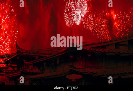 Concetto di Cina la celebrazione del Capodanno cinese sfondo con tetti di cinesi e fuochi d'artificio con fumo di colore rosso Foto Stock