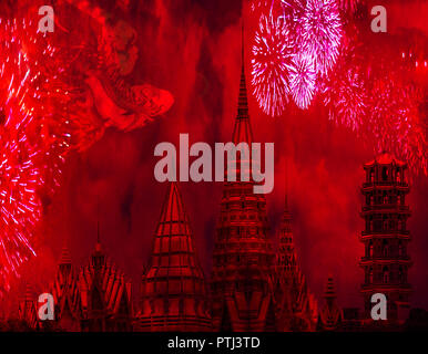 In Cina la tradizione la celebrazione del Capodanno cinese concetto torri cinese con fuochi d'artificio e un grande drago in cielo sfondo sorprendenti Foto Stock