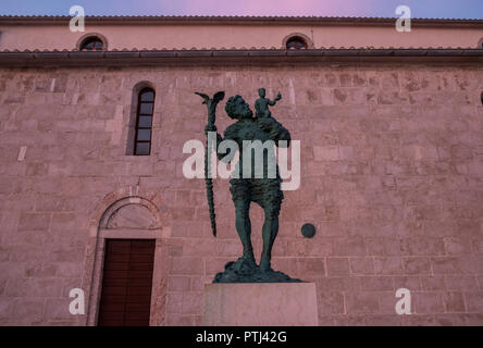 Isola di Rab, Croazia - 10 agosto 2018 - Statua di San Cristoforo accanto alla Cattedrale dell'Assunzione della Beata Vergine Maria sull isola di Rab in Croazia Foto Stock