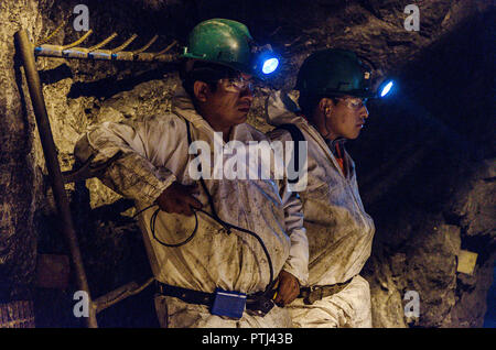 Cerro de Pasco, Perù - 13 Luglio 2017: i minatori in attesa per la vettura di portarlo fuori della miniera. Fine della giornata di lavoro Foto Stock