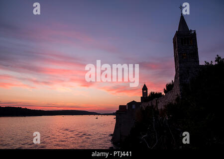 Isola di Rab, Croazia - 10 agosto 2018 - Chiesa torre sull isola di Rab in Croazia, al tramonto. Foto Stock