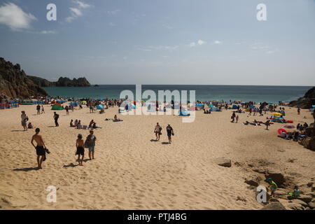 Porthcurno spiaggia, situato nei pressi di Porthcurno, West Cornwall.spettacolare spiaggia vacanze con un mare limpido e cristallino. Foto Stock