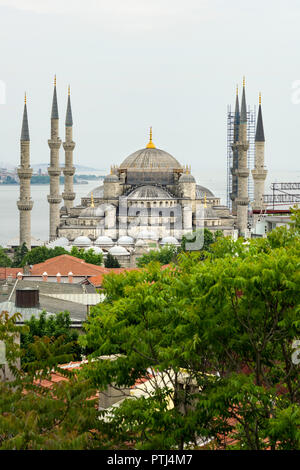 Il Sultan Ahmet Camii o Moschea Blu torreggianti sopra i tetti con il Bosforo e Kadikoy in background, Istanbul, Turchia Foto Stock