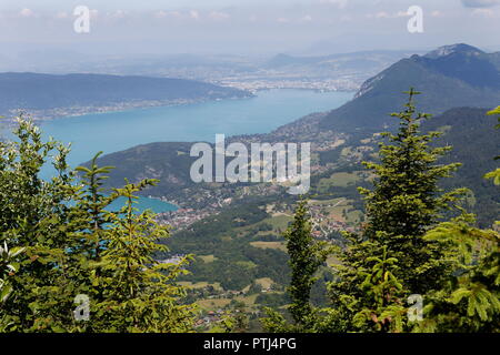 Vista sul lago di Annecy in alto sul Col de la Forclaz Francia Foto Stock