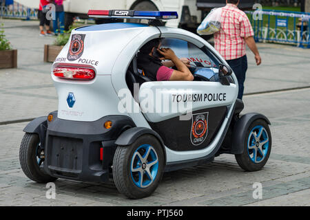 Un tutto elettrico a due posti Twizy Renault utilizzato come un turismo veicolo di polizia con il funzionario di polizia in auto, Istanbul, Turchia Foto Stock