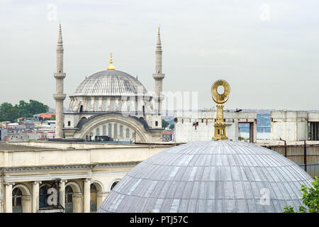 Il tetto del sultano II. Mahmut tomba con la moschea Nuruosmaniye in background, Istanbul, Turchia Foto Stock