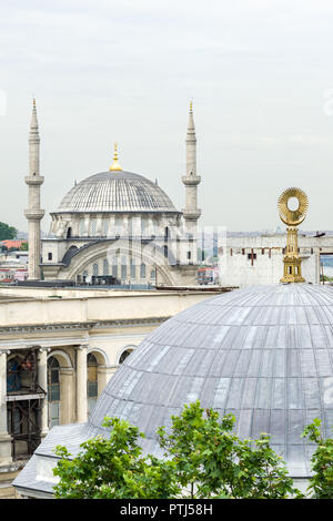 Il tetto del sultano II. Mahmut tomba con la moschea Nuruosmaniye in background, Istanbul, Turchia Foto Stock