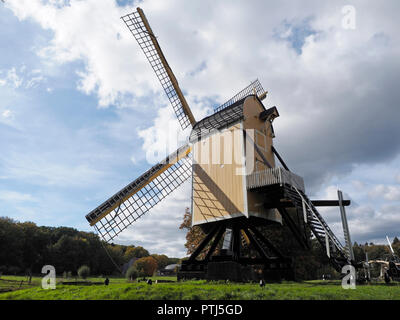 Il vecchio mulino a vento olandese di un tipo specifico che è in piedi su un telaio in modo che tutto il mulino a vento può ruotare fotografata al dutch open air museum in Arnhem Foto Stock