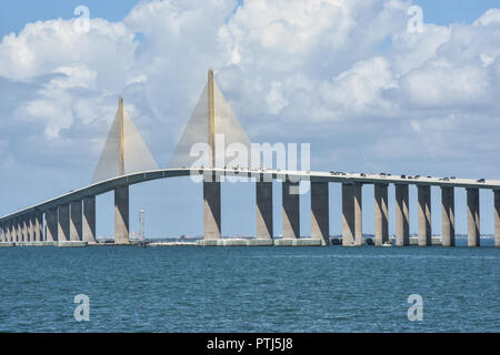 Sunshine Skyway Bridge di San Pietroburgo Florida preso dal sud del molo di pesca Foto Stock