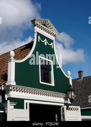 Tipico Zaanse Schans costruzione in legno dettagli, fotografata nel museo a cielo aperto in Arnhem, Paesi Bassi Foto Stock