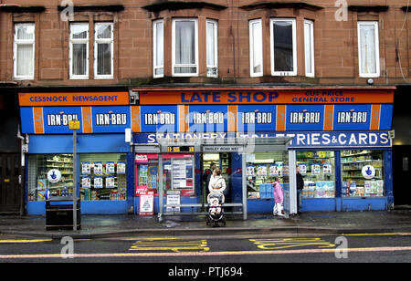 Un comodo negozio, a Glasgow, è coperto di Irn Bru branding, livrea e pubblicità. Il soft drink è la Scozia il secondo punto di ristoro preferito! Foto Stock