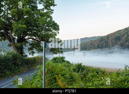 Offa's Dyke sentiero segno nella valle del Wye Bigsweir vicino. Foto Stock