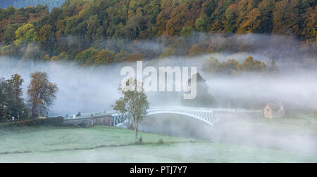 Ponte Bigsweir nella bassa valle del Wye circondato da nebbia di mattina. Foto Stock