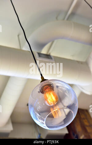 Moderna lampada LED nel globo di appendere il raccordo luce, environmen commerciale Foto Stock