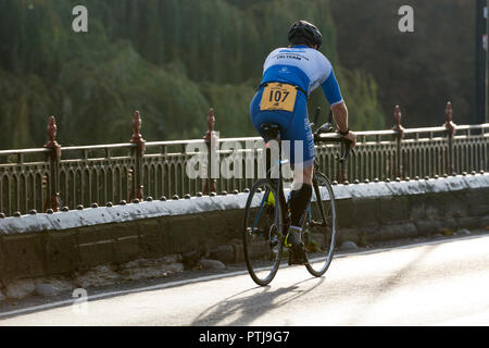 Un ciclista attraversando Clopton Bridge nel Warwickshire Triathlon Super Sprint, Stratford-upon-Avon, Regno Unito Foto Stock