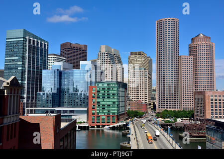 Downtown skyline di Boston. Il Seaport Blvd che conduce al quartiere commerciale. Foto Stock