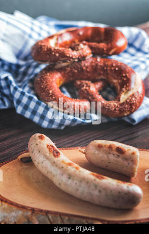 Il weisswurst bavarese, pretzel e birra. Foto Stock