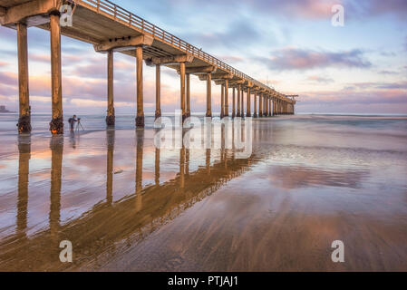 La Jolla, San Diego, California, USA. The Scripps Pier fotografato all alba con una singola persona sotto il molo. Foto Stock